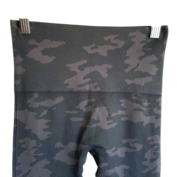SPANX Dark Blue, Green, Lavender Camo Leggings Sleek Form-Fitting Design NWOT - Picture 2 of 7